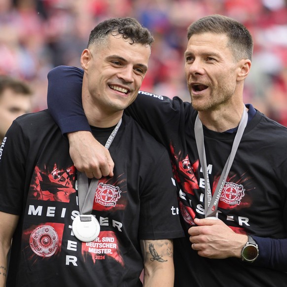 Trainer Xabier Xabi ALONSO LEV Arm in Arm mit Granit XHAKA LEV bei der Feier Fussball 1. Bundesliga, 34.Spieltag, Bayer 04 Leverkusen LEV - FC Augsburg A 2:1, am 18.05.2024 in Leverkusen/ Deutschland. ...