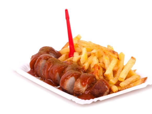 Currywurst mit Pommes – am liebsten mit richtig scharfer Sauce. currywurst