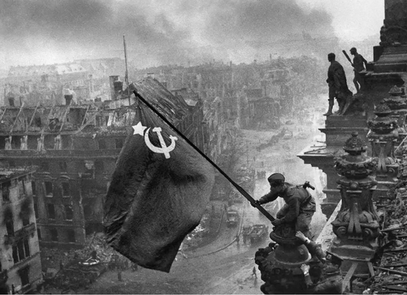 Soldaten der Roten Armee während der Schlacht um Berlin 1945: Im Zweiten Weltkrieg setzte die Rote Armee erstmals die berüchtigte «Feuerwalze» als Kriegstaktik ein, welche den exzessiven Einsatz von s ...