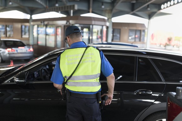 ZU DEN THEMEN DER SOMMERSESSION, AM DIENSTAG, 12. JUNI 2018, STELLEN WIR IHNEN FOLGENDES BILDMATERIAL ZUR VERFUEGUNG ---- A member of the Swiss Border Guard checks the papers of a driver at the Swiss- ...