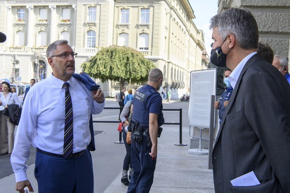 CAPTION ADDITION --- Nationalrat Hans-Peter Portmann, FDP-ZH, links, spricht mit Alec von Graffenried, Stadtpraesident Bern, rechts, waehrend Klimaaktivisten anlaesslich ihrer Aktionswoche Rise up for ...