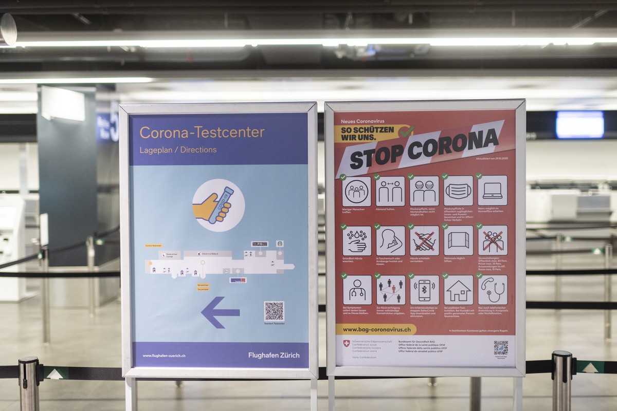 Plakate zeigen den Weg zum Covid-Test per Speichelprobe durch die Swissport-Tochter Checkport am Flughafen in Zuerich, aufgenommen am Mittwoch, 6. Januar 2021. Ab morgen Donnerstag erweitert der Flugh ...