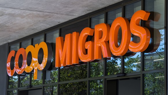 ARCHIVBILD ZU CS-STUDIE ZUM SCHWEIZER DETAILHANDEL -- Le logo de la Coop et le logo de la Migros sont photographies cote a cote sur un batiment commercial commun ce mardi 23 aout 2016 sur la place de  ...