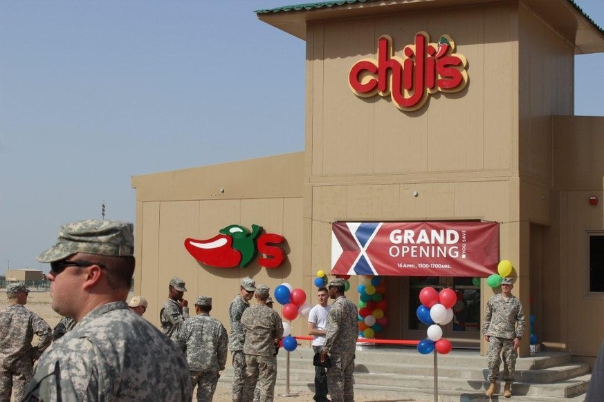 Im Camp Arifjan wird 2014 feierlich ein Chili's eingeweiht.