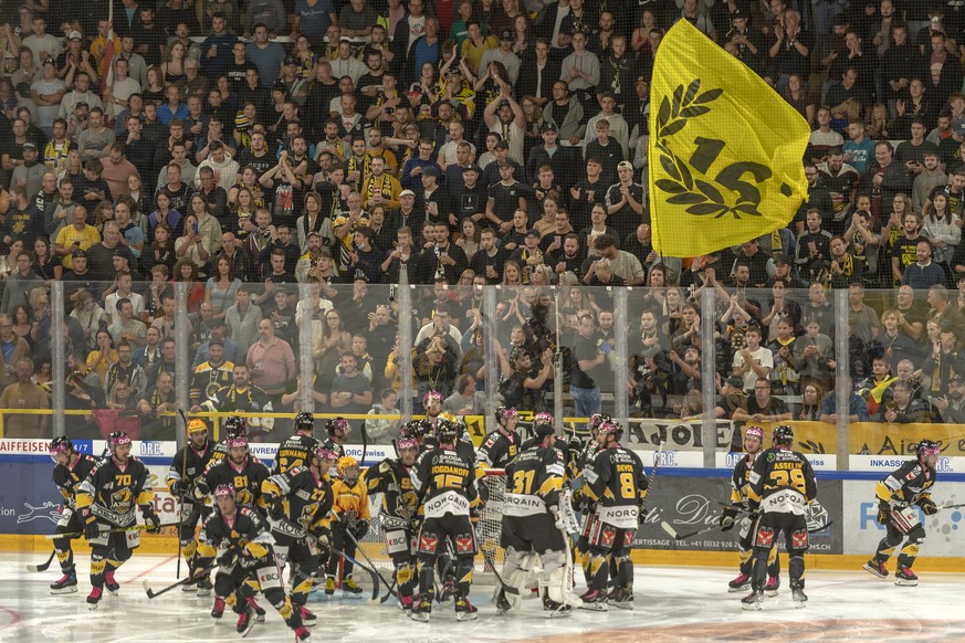 Die Fans des HC Ajoie feuern ihre Spieler an vor dem Eishockey-Qualifikationsspiel der National League zwischen dem HC Ajoie und dem EHC Biel-Bienne in der Raiffeisen Arena in Porrentruy, am Dienstag, ...