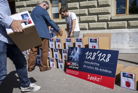 SVP-Mitglieder reichen die SRG-Initiative &quot;200 Franken sind genug&quot; ein, am Donnerstag, 10. August 2023, in Bern. Die Initiative verlangt die Senkung der Serafe Gebuehren von jaehrlich 335 au ...
