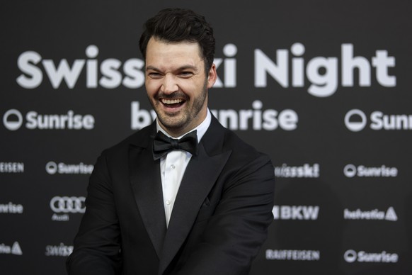 Skirennfahrer Loic Meillard posiert auf dem roten Teppich an der Swiss-Ski Night am Freitag, 9. Mai 2025 in der Halle 622 in Zuerich. (KEYSTONE/Til Buergy)