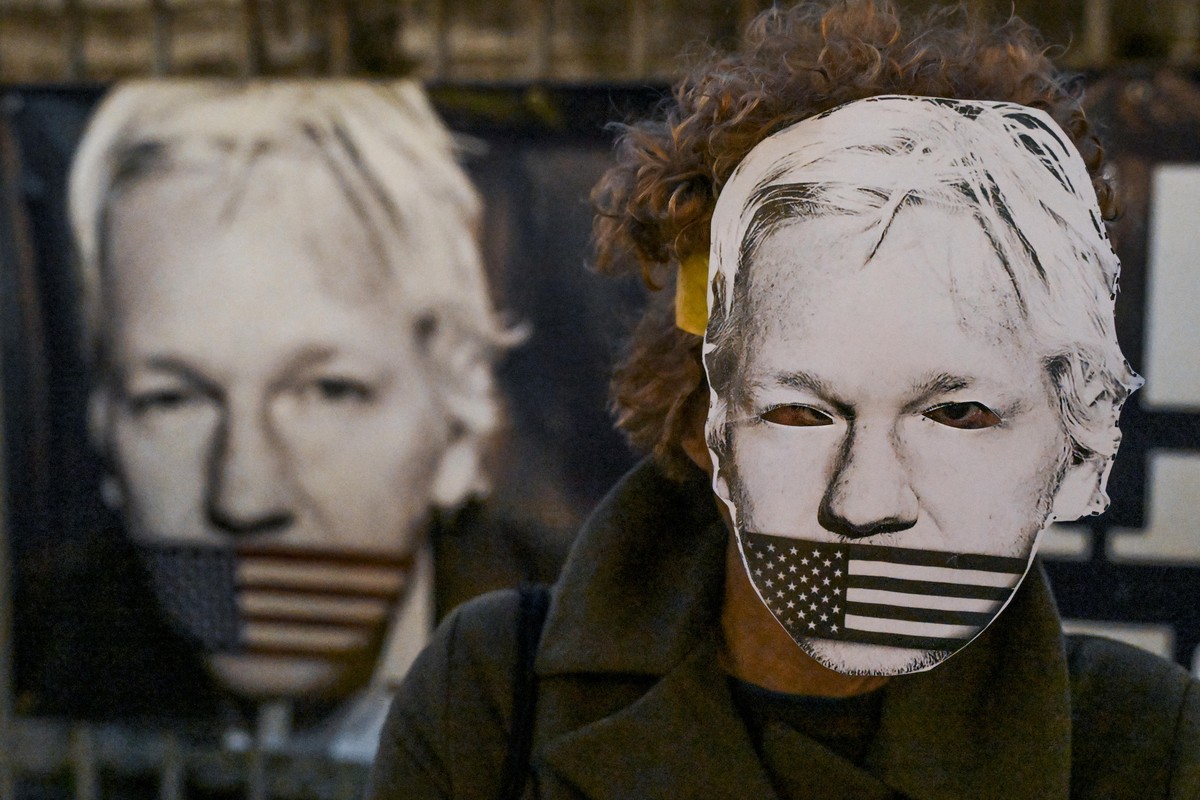 epa11245135 A supporter of WikiLeaks founder Julian Assange wears a face mask while demonstrating among others in Naples, Italy, 26 March 2024. According to a press statement by Courts and Tribunals J ...