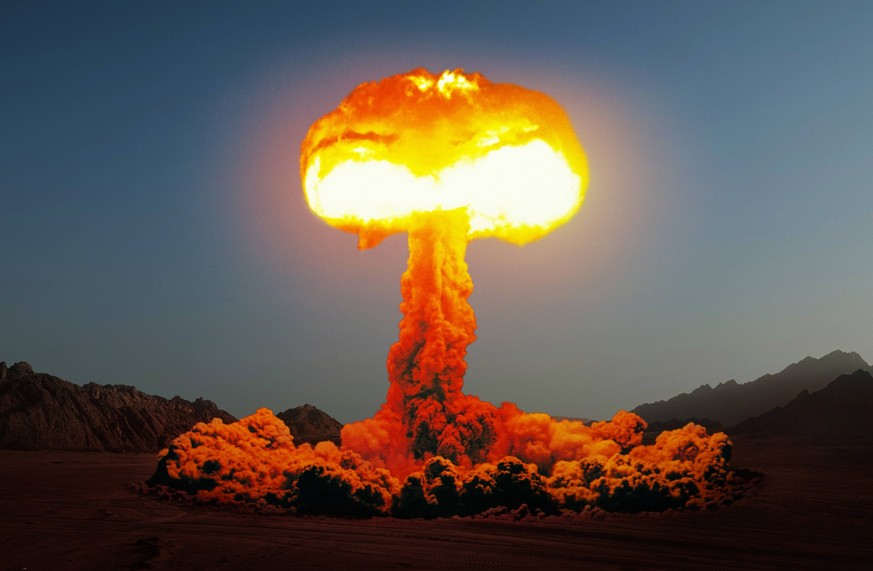 Schreckliche Explosion einer Atombombe mit einem Pilz in der Wüste. Wasserstoffbombentest. Nukleare Katastrophe. Kernpilz. Dritter Weltkrieg *** Terrible Explosion a Atomic bomb with a Pilz in the Des ...
