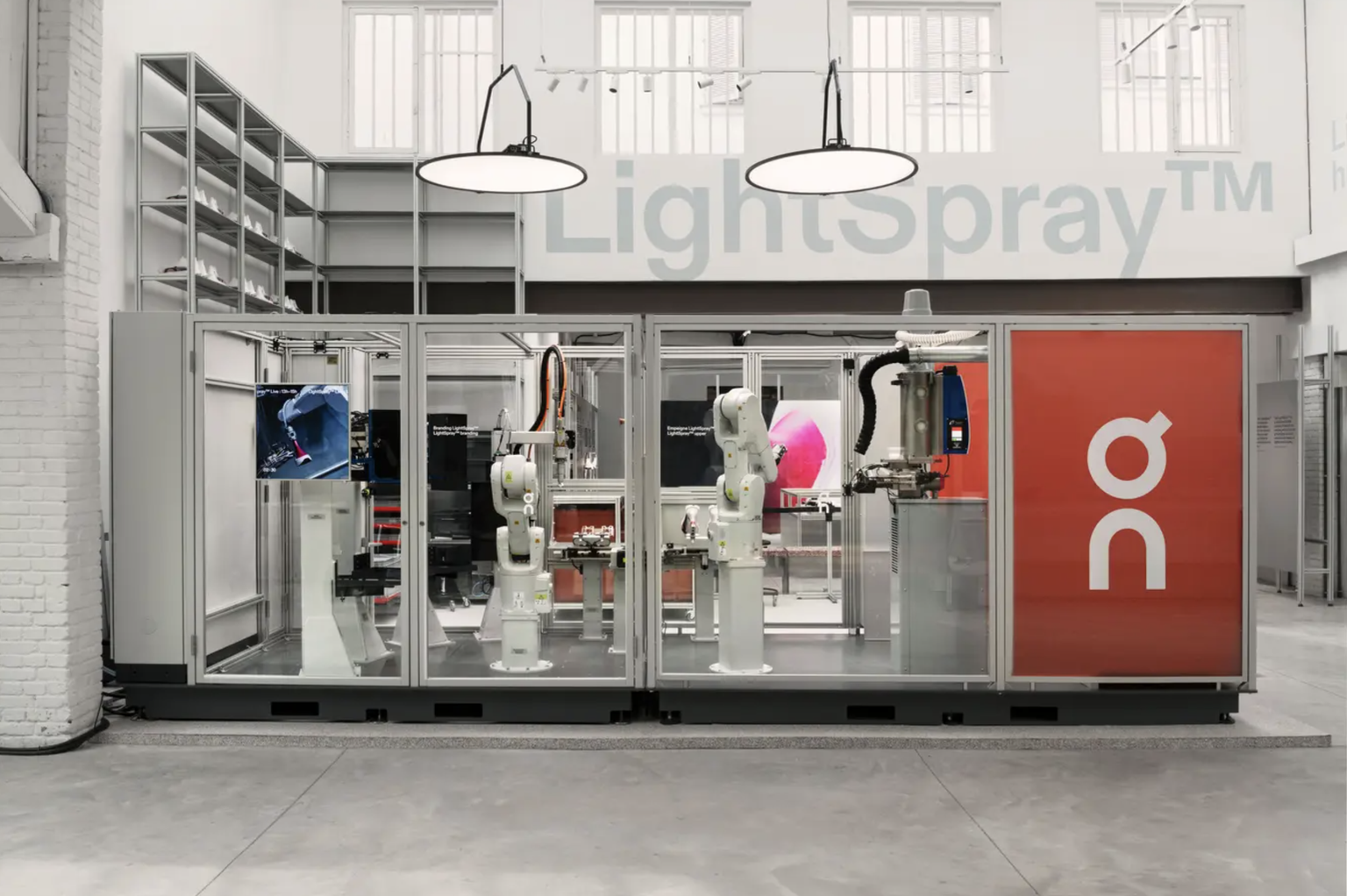 Für den Showroom in Paris hat On extra den Produktionsroboter aus Zürich nach Paris verfrachtet.