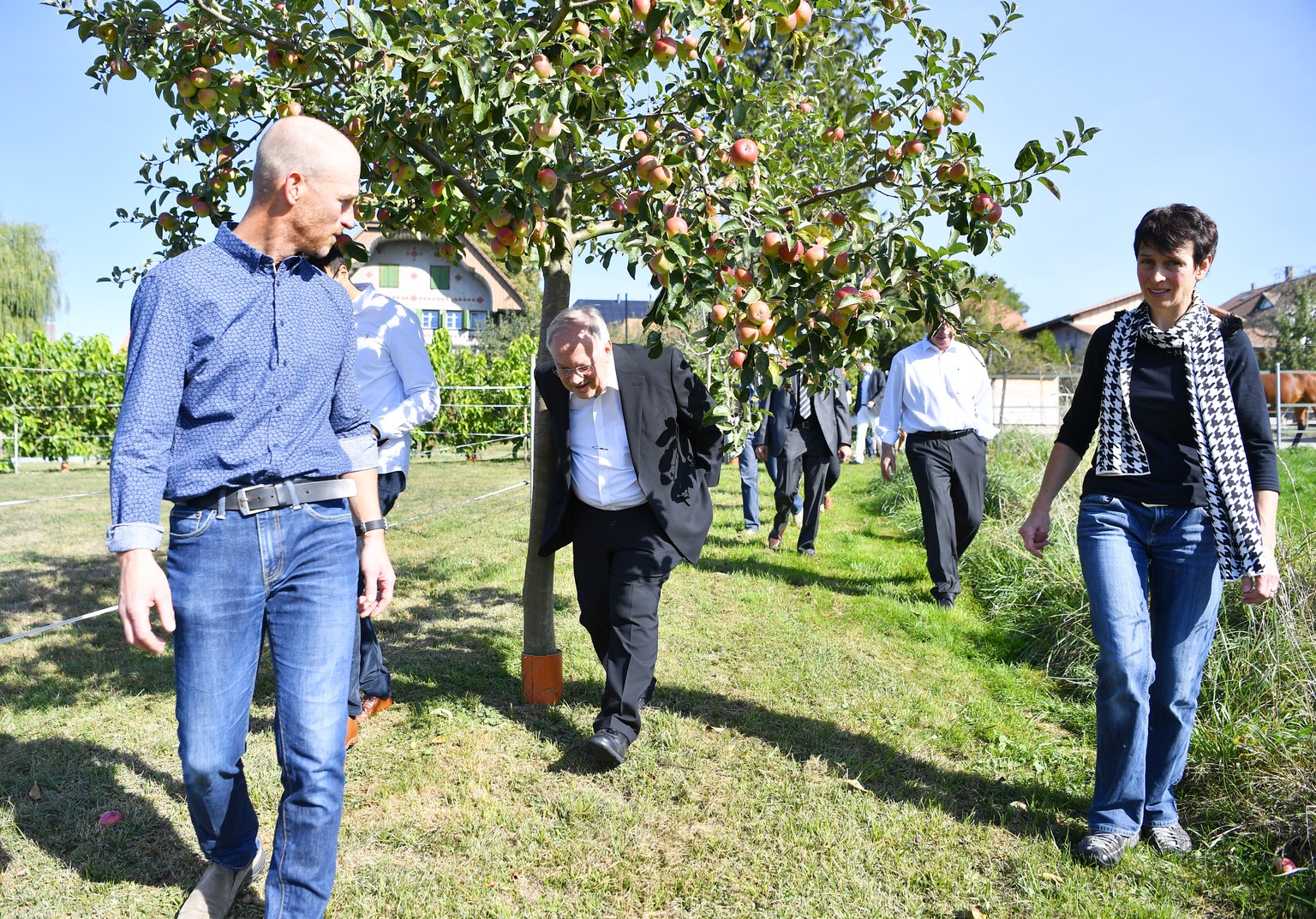 Bundesrat Johann Schneider-Ammann, Mitte, zusammen mit Bauer Reto Streit, links, und Baeuerin Ursula Knuchel Streit, rechts, beim Besuch des Landwirtschaftsbetriebs der Familie Streit, am Dienstag, 11 ...