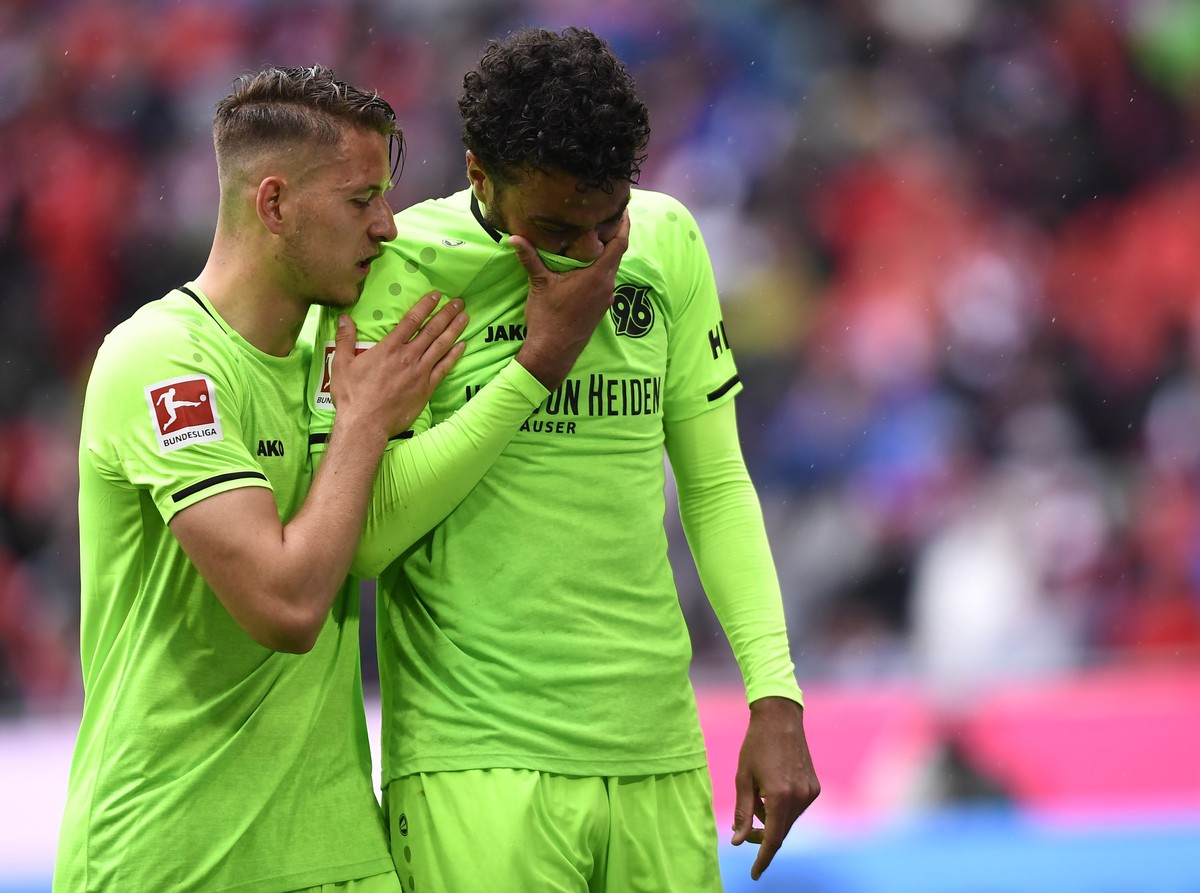 epa07547041 Hannover's Felipe Trevizan Martins (R) and Pirmin Schwegler (L) react during the German Bundesliga soccer match between Bayern Munich and Hannover 96 in Munich, Germany, 04 May 2019.  ...
