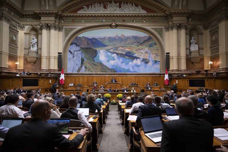 Parlamentarier debattieren waehrend der Herbstsession der Eidgenoessischen Raete, am Mittwoch, 27. September 2023 im Nationalrat in Bern. (KEYSTONE/Anthony Anex)