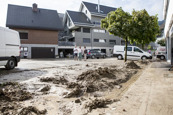 Schmutz und Geroell auf den Strassen von Pfaeffikon, am Dienstag, 26. Juli 2016. Heftige Gewitter sind in der Nacht auf Dienstag ueber die Schweiz gezogen. Die Feuerwehren im Kanton Schwyz standen weg ...