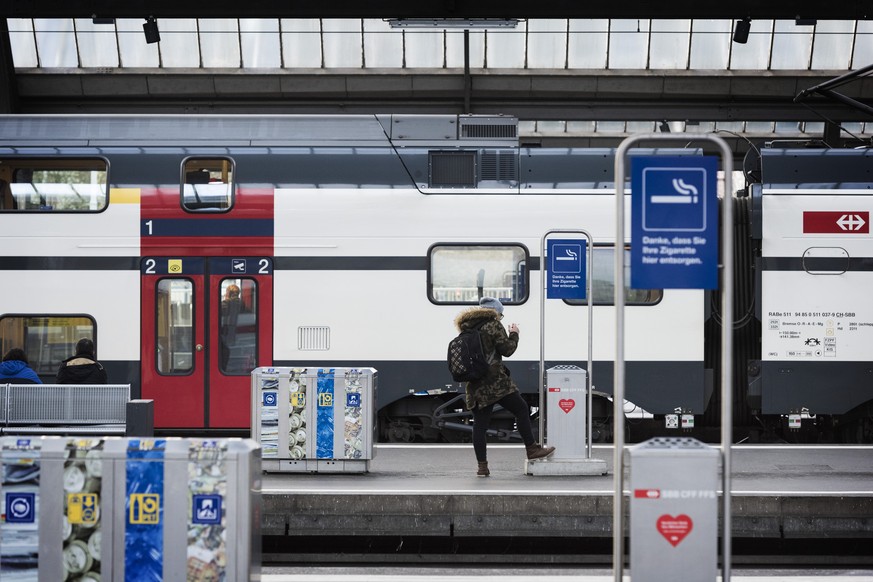 ARCHIV -- ZUM PRINZIPIELLEN RAUCHVERBOT AN SCHWEIZER BAHNHOEFEN AB SAMSTAG, 1. JUNI 2019, STELLEN WIR IHNEN FOLGENDES BILDMATERIAL ZUR VERFUEGUNG -- 
A smoker on a plattform at Zurich main train stat ...