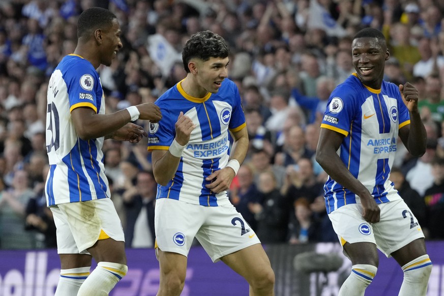 Brighton&#039;s Julio Enciso, center, celebrates with teammates after scoring his sides first goal during the English Premier League soccer match between Brighton and Hove Albion and Manchester City a ...