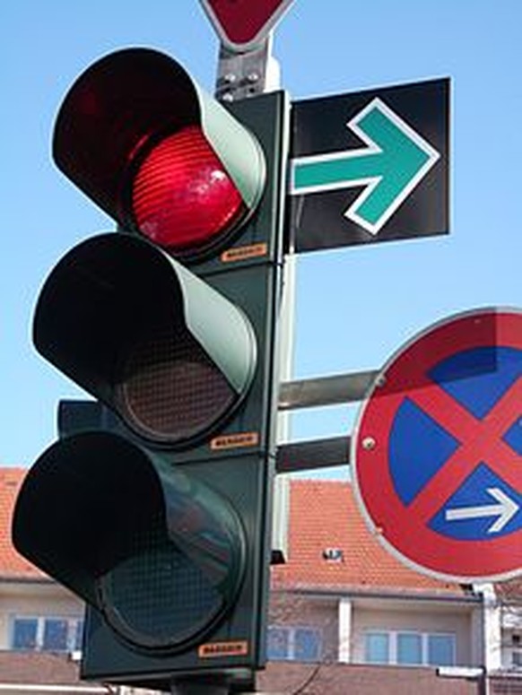 Sollen Schweizer Autofahrer bei Rot abbiegen dürfen?
Eine sinnvolle Sache. Vielleicht nicht an jeder Kreuzung aber vielerorts sicherlich vorteilhaft.

Der Einfachheit halber könnte man die in Deutsc ...