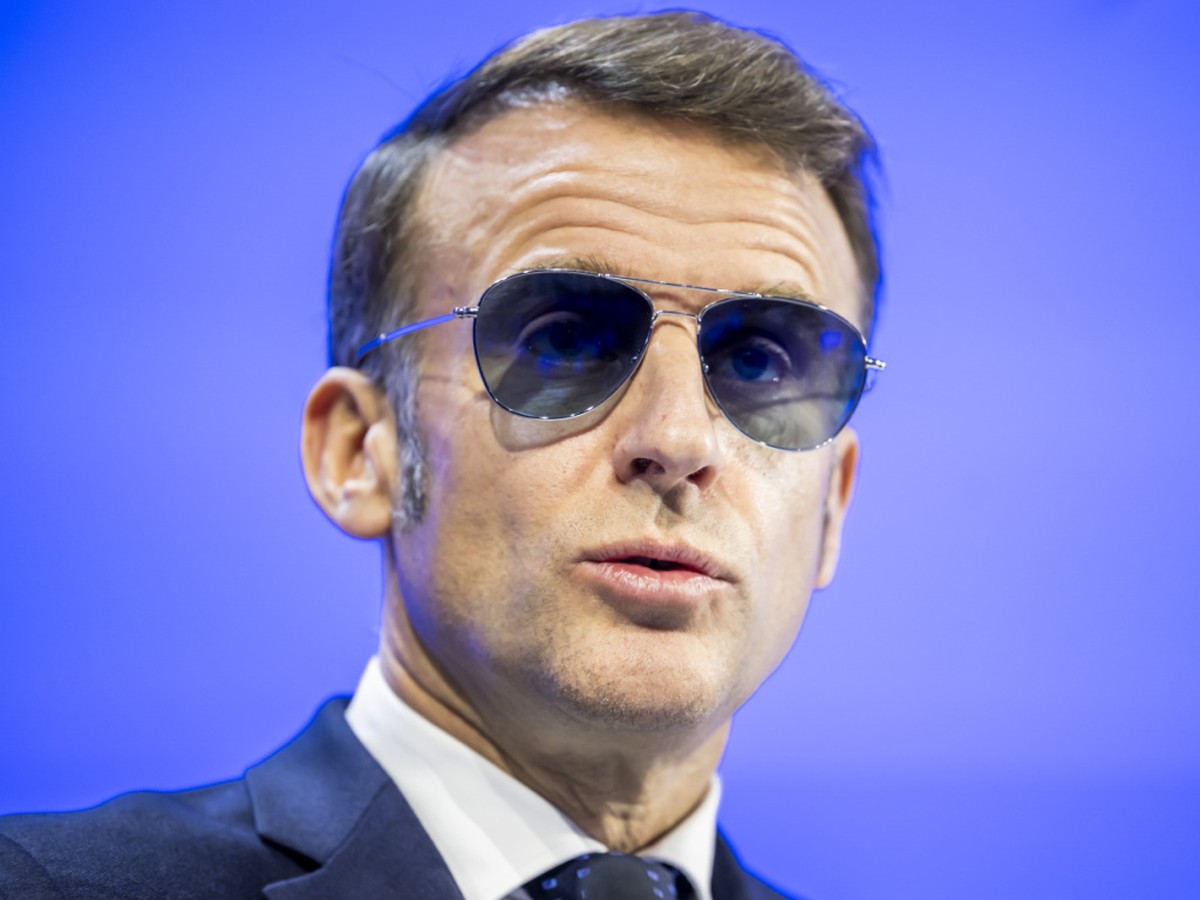 Le président français Emmanuel Macron s'est exprimé à Davos, lunettes de soleil sur le nez.