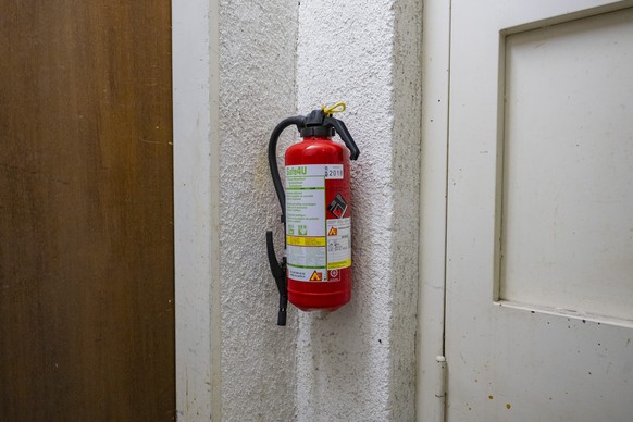 Ein Fasnachtskeller wird von Risiko-Inspektoren des Kanton Basel-Stadt unter anderem auf Brandschutz, Notausgaenge sowie auf sonstige Sicherheit waehrend eines Rundgangs sowie Medienanlasses kontrolli ...