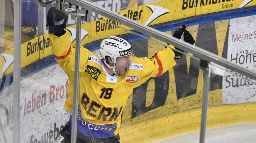 Der Berner Jesper Olofsson (SWE) jubelt nach seinem 3:4 Siegtreffer in der Verlaengerung, im ersten Eishockey-Pre-Playoff Qualifikationsspiel der National League zwischen dem HC Davos und dem SC Bern, ...