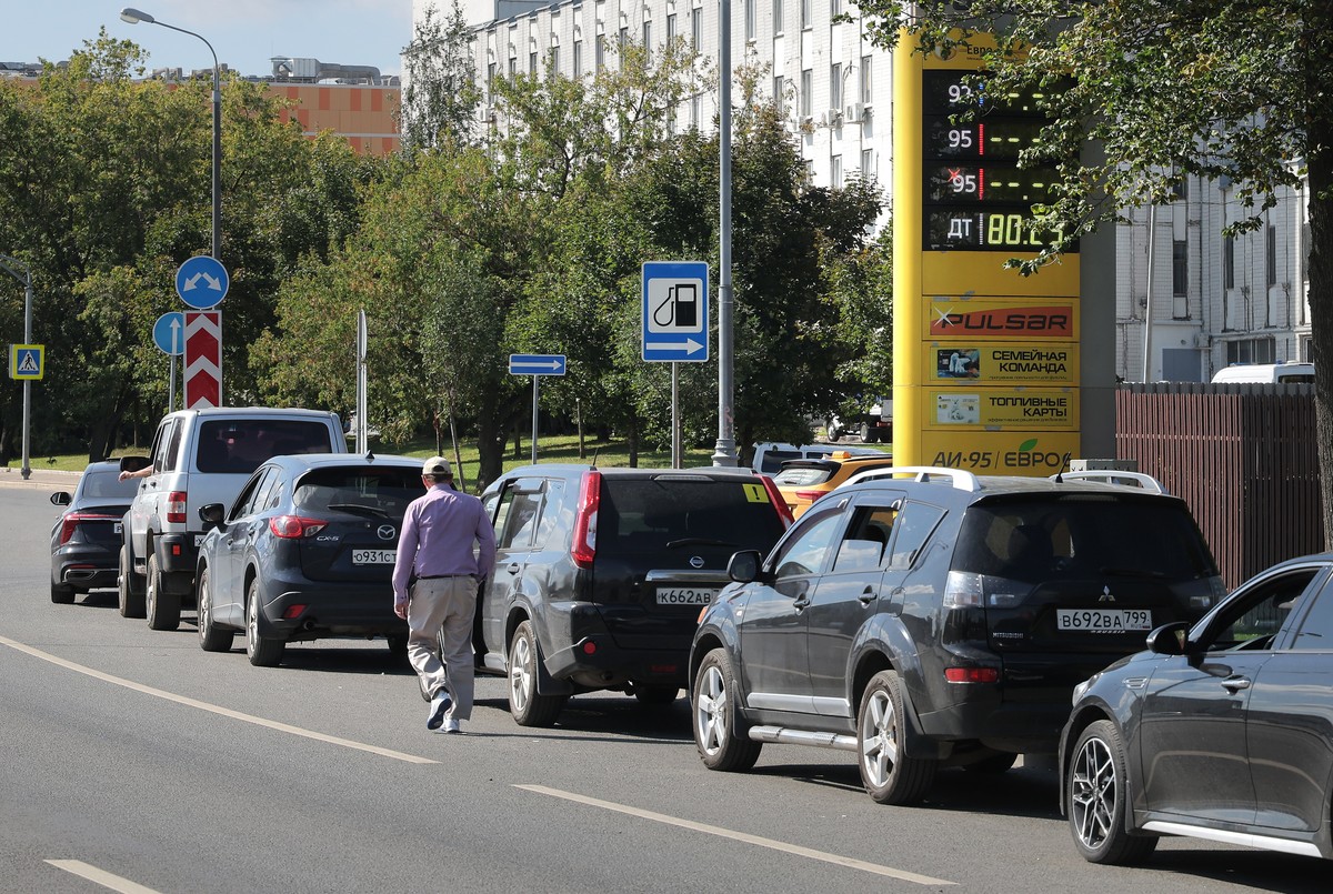 epa13180644 Cars line up at a Rosneft gas station in Moscow, Russia, 20 August 2026. Sales limitations on fuel at some gas stations come as a result of repeated Ukrainian drone attacks on Russian oil  ...