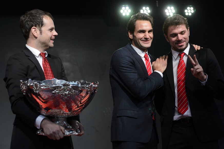 ZUR ZUSAGE VON WAWRINKA UND FEDERER ZUM DAVIS CUP GEGEN HOLLAND STELLEN WIR IHNEN AM FREITAG, 24. JULI 2015, FOLGENDES ARCHIVBILD ZUR VERFUEGUNG - Swiss Davis Cup Team captain Severin Luethi, left, an ...