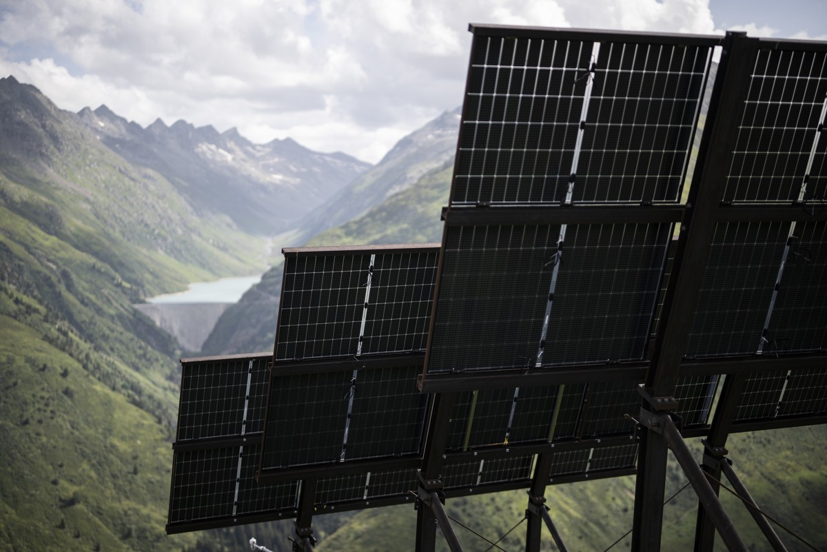 Blick auf die Testanlage zum Baustart der Solar-Grossanlage Sedrun Solar, im Hintergrund der Curnera-Stausee der Axpo, am Freitag, 16. August 2024, in Sedrun. Der Bau der Anlage mit 5700 Solartischen  ...