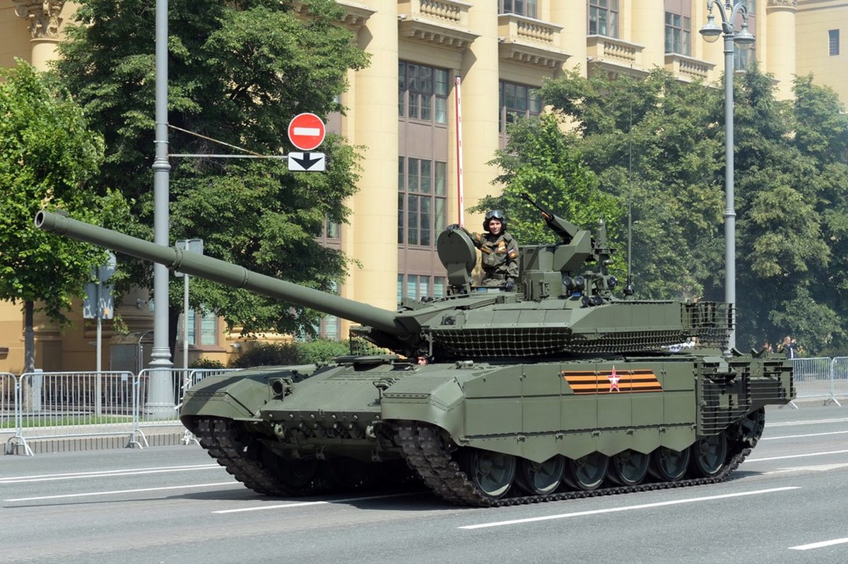 Un char T-90M défile dans les rues de Moscou.