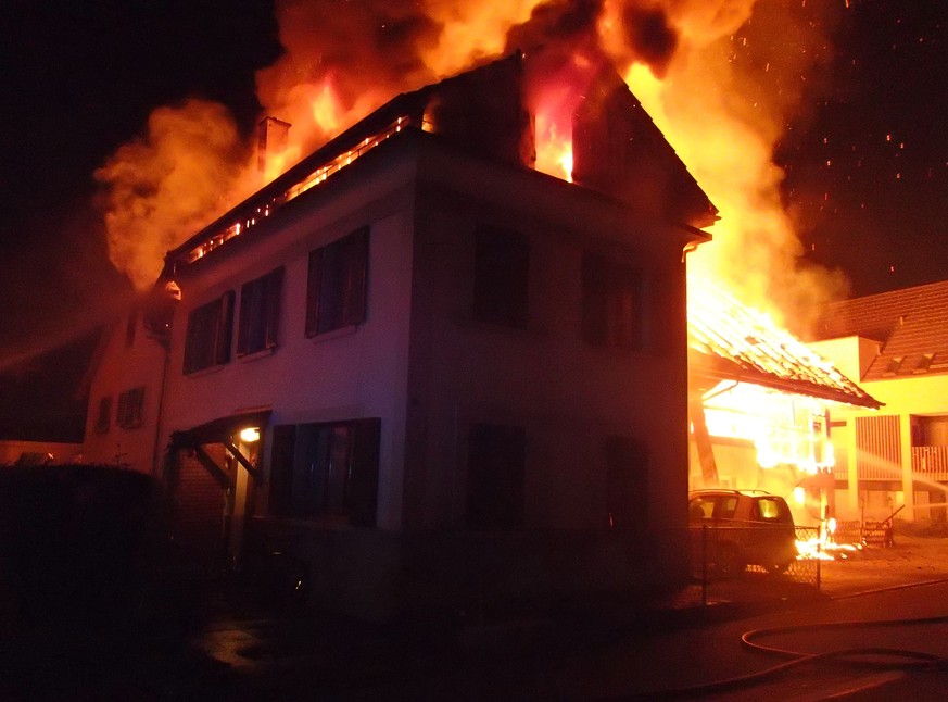 HANDOUT  Ein Mehrfamilienhaus brennt am Samstag, 12. Oktober 2019, in Stetten, AG, und wird zerstoert. Verletzt wurde niemand. Die Ursache ist noch unbekannt. Das Ausmass des Schadens lässt sich noch ...