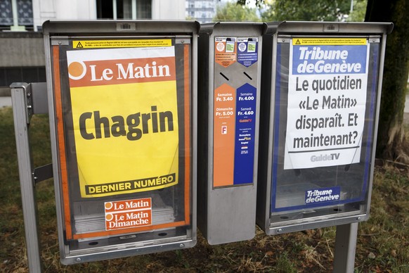 Les caissettes du journal Le Matin avec sa derniere edition et de la Tribune de Geneve photographie, ce samedi 21 juillet 2018 a Geneve. Sa Une sobre et livide en forme de faire-part de deces ne laiss ...