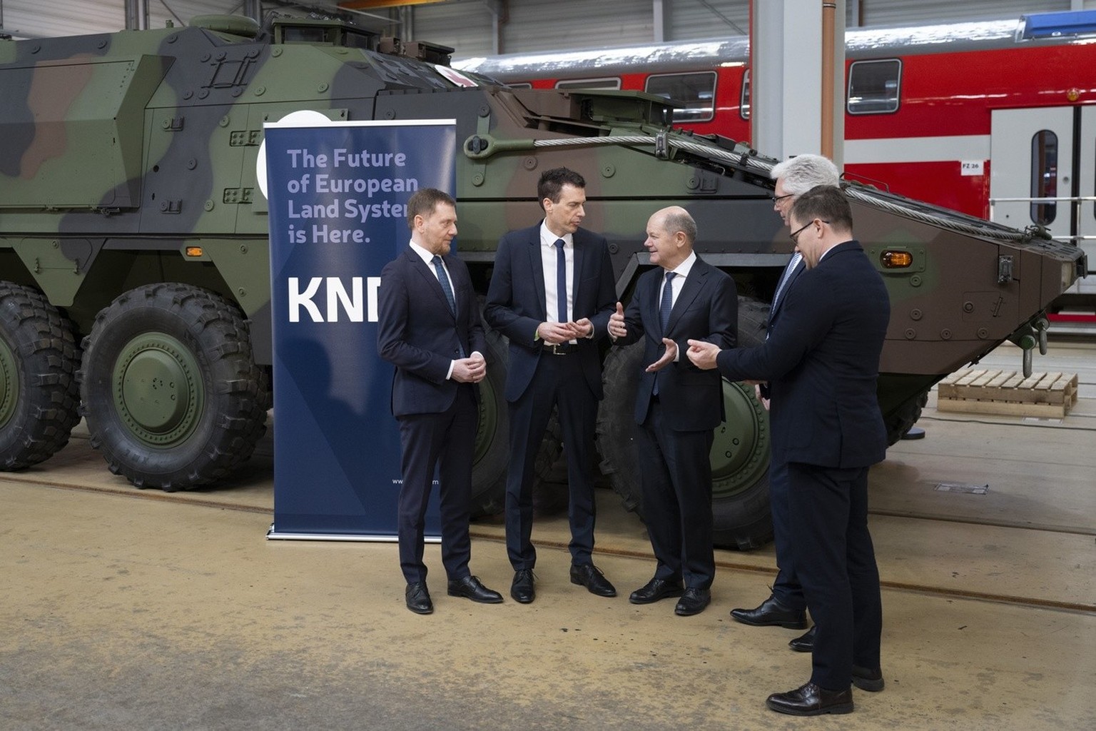 05.02.2025, Sachsen, G�rlitz: Michael Kretschmer (CDU, l-r), Ministerpr�sident von Sachsen, Florian Hohenwarter, Mitglied der Gesch�ftsf�hrung KNDS Deutschland, und Bundeskanzler Olaf Scholz (SPD) ste ...