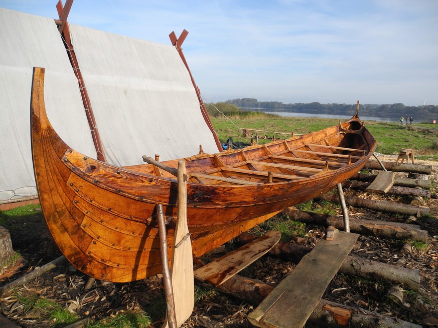 epa04470262 A newly built wooden ship is on display on the grounds of the Viking Center Haithabu near Schleswig, Germany, 30 October 2014. Almost 1,000 years after the last relay race at Haithabu, a n ...