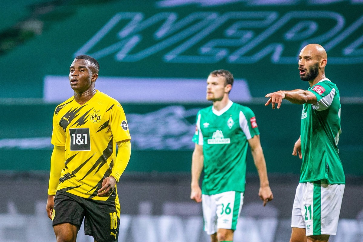 GER, FBL, SV Werder Bremen vs Borussia Dortmund / 15.12.2020, wohninvest Weserstadion, Bremen, GER, FBL, SV Werder Bremen vs Borussia Dortmund im Bild Youssoufa Moukoko Borussia Dortmund 18 mit mer /  ...