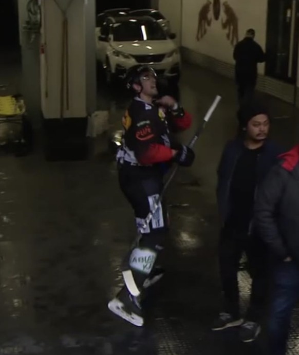 SCB-Titan Simon Moser – hart genug für die NHL
Ja, auch die Kopf-Ab-Geste seinen Ex-Kollegen gegenüber fand ich äusserts „fair“.