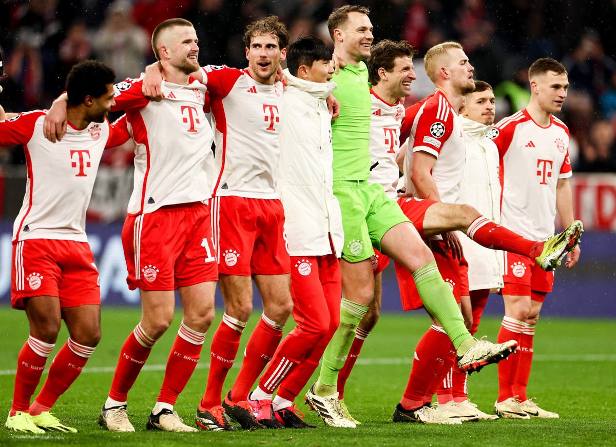 epa11201098 Players of Bayern celebrate winning the UEFA Champions League round of sixteen second leg match between FC Bayern Munich and SS Lazio, in Munich, Germany, 05 March 2024. EPA/ANNA SZILAGYI