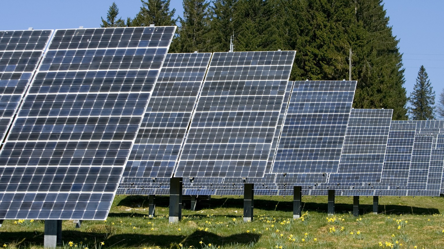 ARCHIVE --- VOR 25 JAHREN, AM 28. APRIL 1992, WURDE DAS SONNENKRAFTWERK UND DAS FORSCHUNGSZENTRUM MONT-SOLEIL IN BETRIEB GENOMMEN. HEUTE WERDEN DORT MIT SOLARZELLEN JAEHRLICH 550 MWH ERZEUGT, DAS ENTS ...