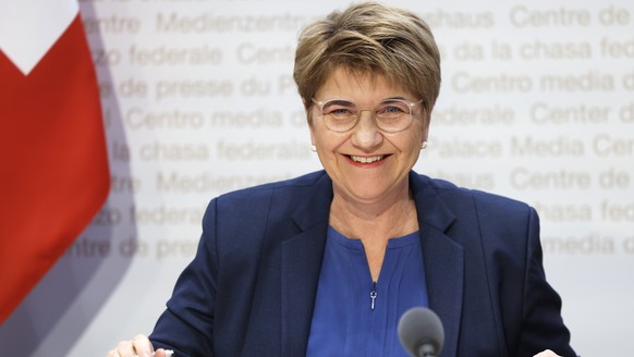 Bundesraetin Viola Amherd gibt waehrend einer Medienkonferenz ihren Ruecktritt bekannt, am Mittwoch, 15. Januar 2024 in Bern. (KEYSTONE/Peter Klaunzer)