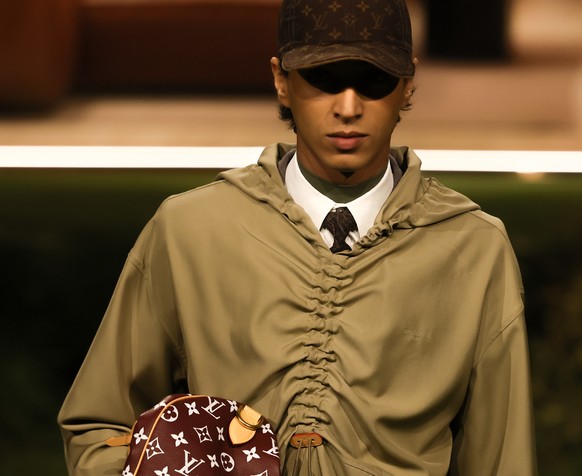 A model wears a creation as part of the Louis Vuitton Fall/Winter 2026-2027 Men's collection presented in Paris, Tuesday, Jan. 20, 2026. (AP Photo/Thomas Padilla)
France Fashion Louis Vuitton F,W ...