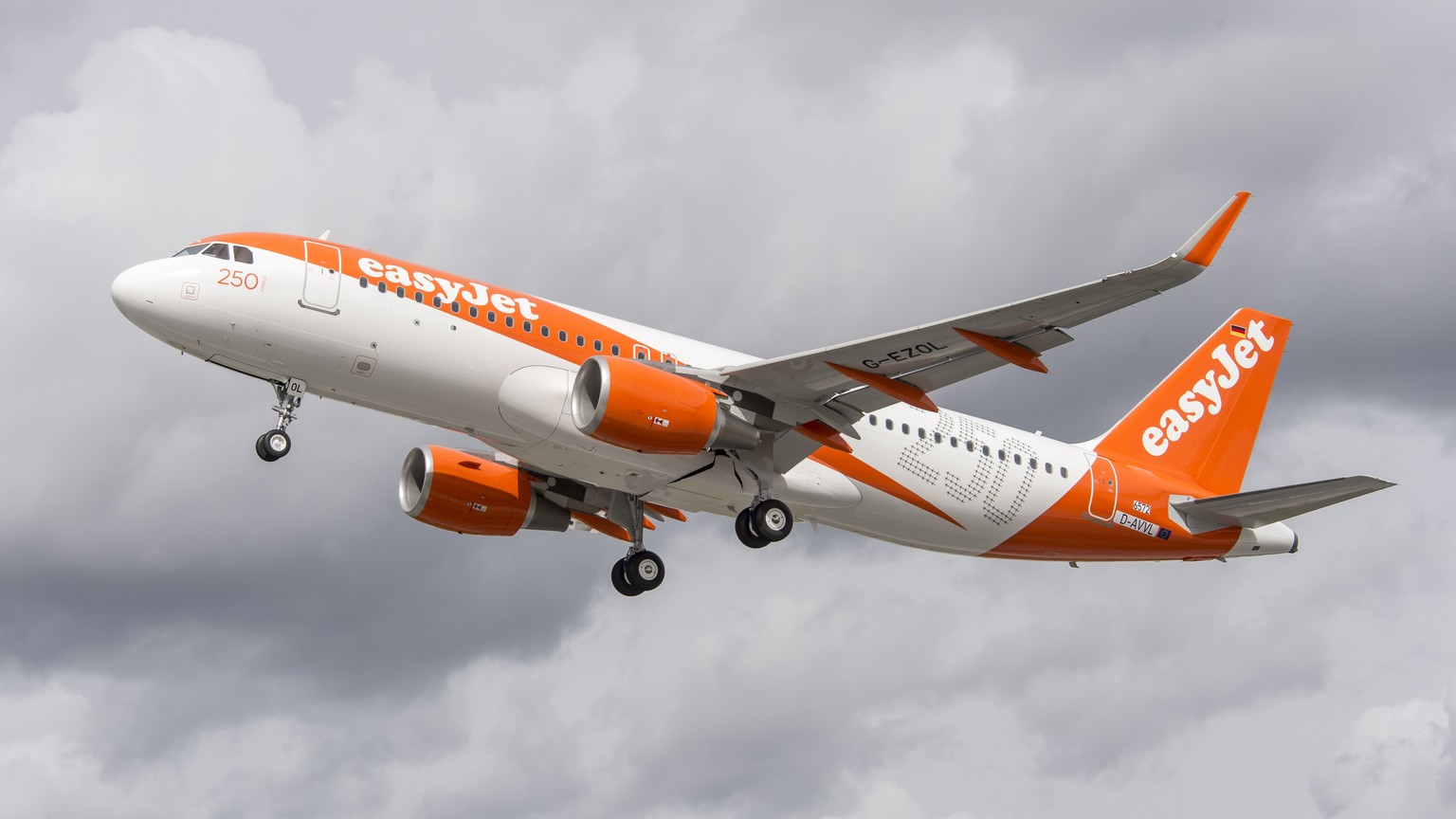 HANDOUT - Eine Maschine der Airline EasyJet in der Luft, am 13. April 2015. Der britische Billigflieger Easyjet will seinen Hoehenflug am Flughafen Basel-Muelhausen fortsetzen: Fuer das laufende Jahr  ...