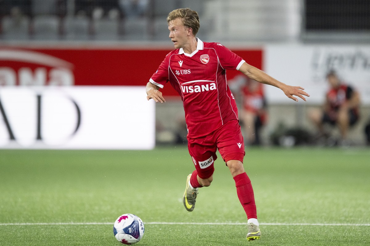 epa13195350 Thun's Tom Strannegard in action during the UEFA Europa League playoffs match between FC Thun and Lech Poznan, in Thun, Switzerland, 27 August 2026. EPA/PETER SCHNEIDER