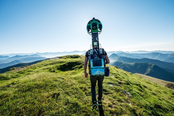 Google-Mitarbeiter scannt die Alpen.