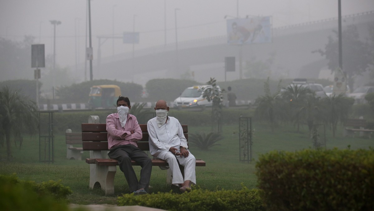 epa05618706 Indian people cover with their faces with a cloth during heavy smog in New Delhi, India, 05 November 2016. People in India's capital city are struggling with heavily polluted air afte ...
