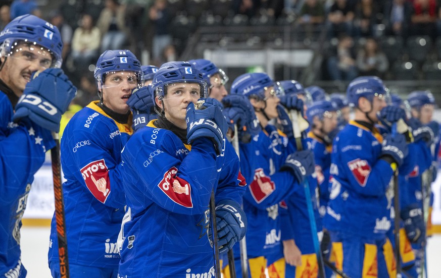 Die Zuger mit Livio Stadler, vorne, reagieren nach der 0:6 Niederlage beim Eishockey Qualifikationsspiel der National League zwischen dem EV Zug und SC Rapperswil-Jona Lakers am Samstag, 20. September ...