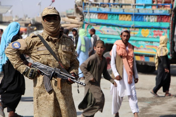 epa12486436 Taliban security officials stand guard at the Afghan-Pakistan border as Afghan refugees return home, in Spin Boldak, Kandahar, Afghanistan, 27 October 2025. The border remains open only fo ...
