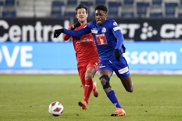 Der Luzerner Tsiy Ndenge, rechts, gegen den Vaduzer Manuel Sutter, links, beim Fussball Superleague Meisterschaftsspiel FC Luzern gegen den FC Vaduz in der Swissporarena in Luzern am Samstag, 21. Nove ...