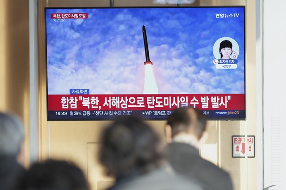 A TV screen shows a report of North Korea&#039;s missiles launch with file image during a news program at the Seoul Railway Station in Seoul, South Korea, Monday, March 10, 2025. (AP Photo/Lee Jin-man ...