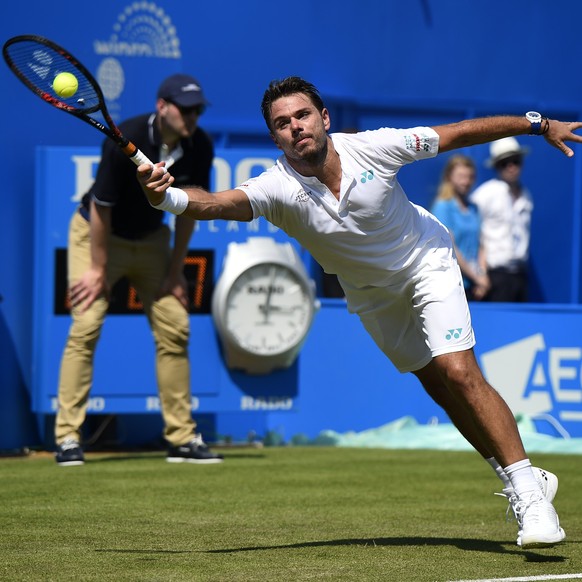 epa06039488 Switzerland&#039;s Stan Wawrinka in action against Feliciano Lopez of Spain during their first round match of the Aegon Championships tennis tournament at the Queens Club in London, Britai ...