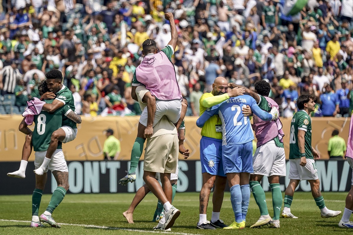 epa12203523 Players of Palmeiras celebrate winning the FIFA Club World Cup 2025 match between Palmeiras and Botafogo in Philadelphia, Pennsylvania, USA, 28 June 2025. EPA/WILL OLIVER