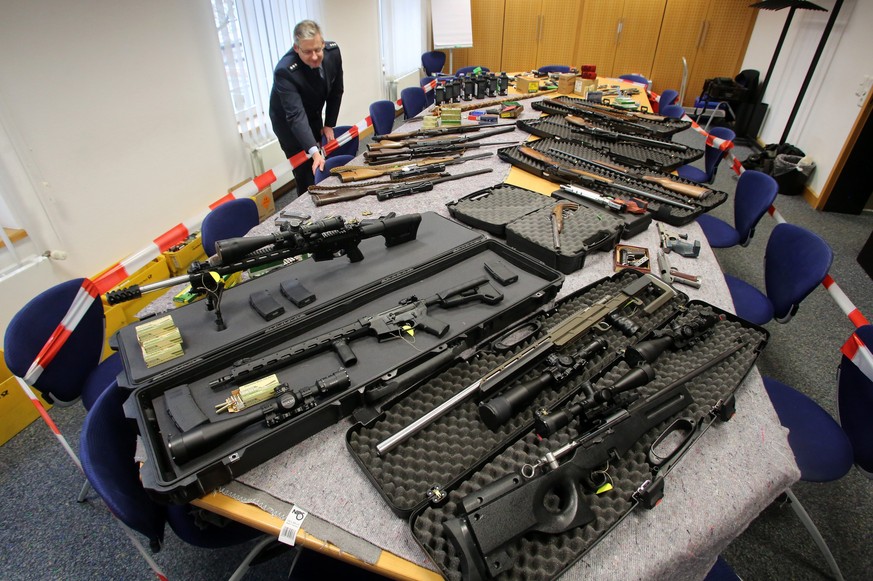 epa05634932 Police display weapons seized from the radical rightwing &#039;Reichsbuerger&#039; (lit., &#039;Citizens of the Empire&#039;) group, in Wuppertal, Germany, 17 November 2017. Police officer ...