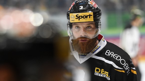 Luganos Torschuetze Julien Vauclair nach seinem Treffer beim fuenften Eishockey Playoff-Finalspiel der National League A zwischen dem HC Lugano und dem SC Bern am Dienstag, 12. April 2016, in der Rese ...